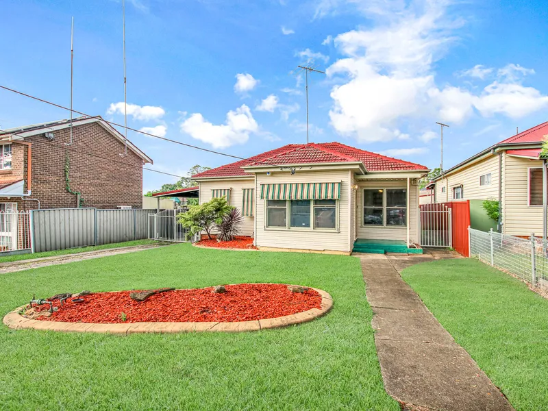 FAMILY HOUSE AT CONVENIENT LOCATION !