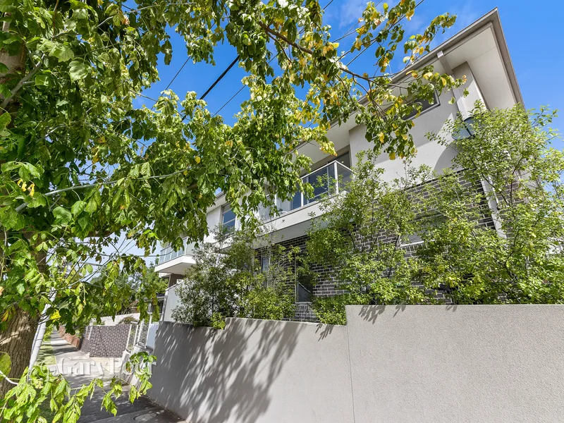 Boutique entry into Bayside living
