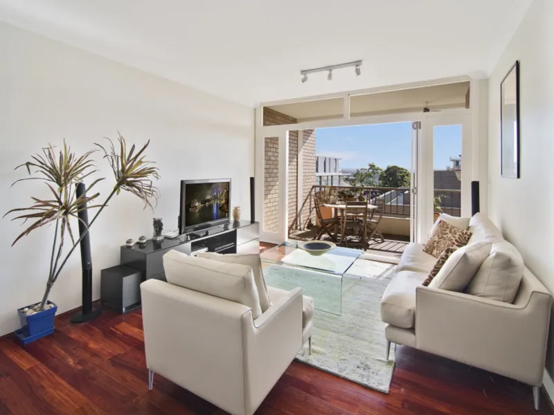 Two Bedroom Chic Apartment In The Heart Of Neutral Bay Village