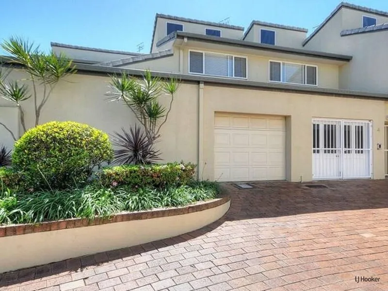 Large Townhouse Close to Everything!