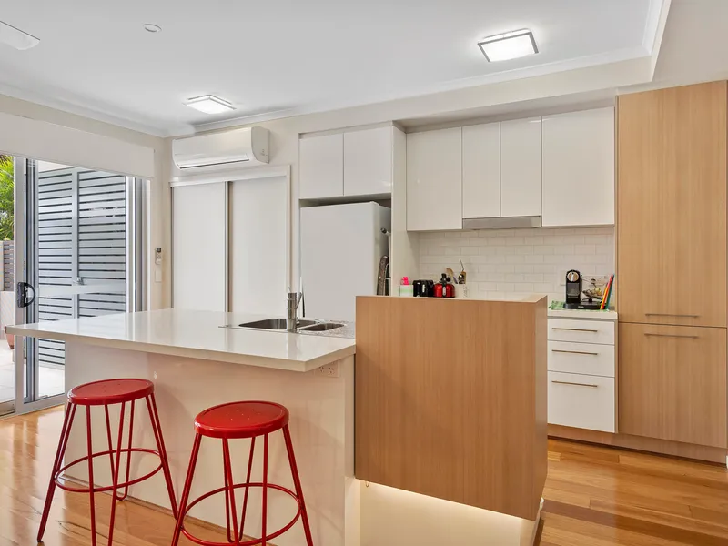 BOOMING BULIMBA! Ground floor one-bedroom apartment in exceptional boutique building