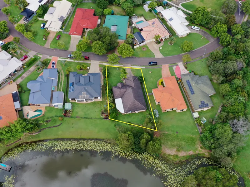 FABULOUS FAMILY HOME, WITH SENSATIONAL VIEW AND OUTDOOR ENTERTAINMENT AREA, LARGE FULLY FENCED 711M2 BLOCK WITH POTENTIAL SIDE ACCESS..