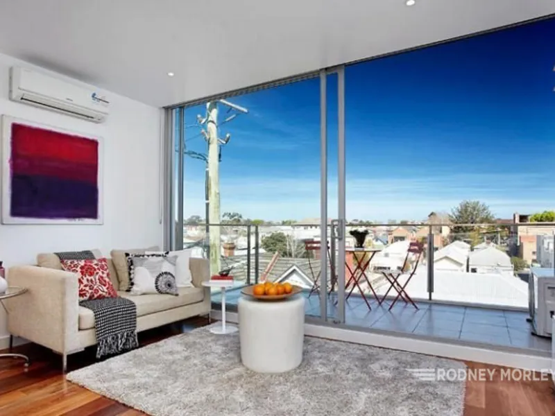 Cosmopolitan Location, Funky Style, Sunfilled 2 Bedroom Apartment