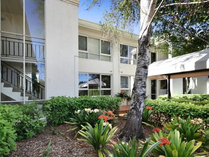 SUNNY GROUND FLOOR ONE BEDROOM WITH GARDEN ASPECTS
