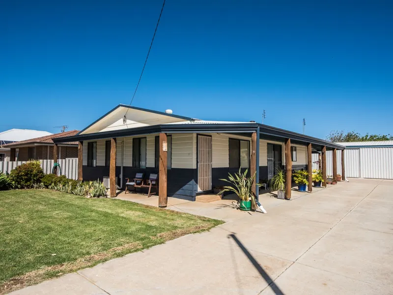 MAGNIFICENT 647SQM PROPERTY LOCATED IN THE CENTRE OF DONGARA