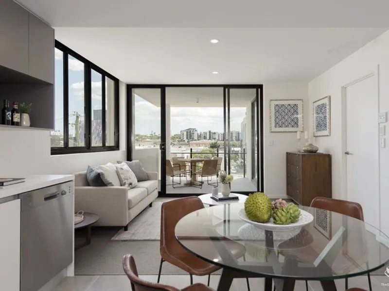 Contemporary Inner-City Living Outstanding location & outlook Everything right on your door step