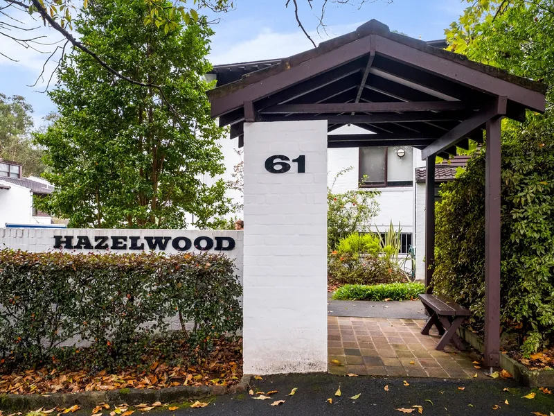 Quaint, north-facing townhouse, just a minute's walk to Gordon Station