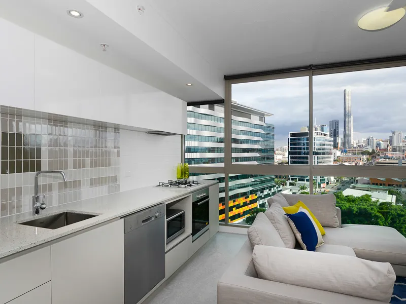 Open Plan Unit, with floor to ceiling glass -  FURNISHED & UNFURNISHED. Available Now