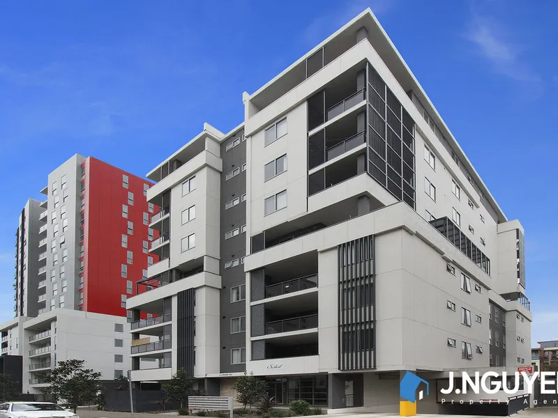 Sun Drench Top Floor Luxury 2B/R Apartment - Ultra Convenient Location