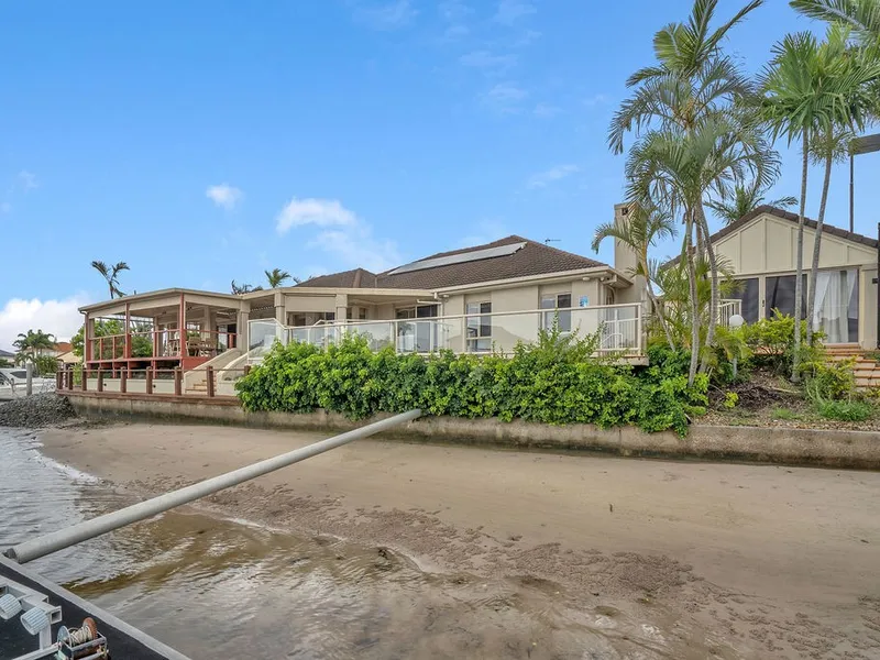 WIDE WATER FRONT HOUSE WITH POOL & TENNIS COURT