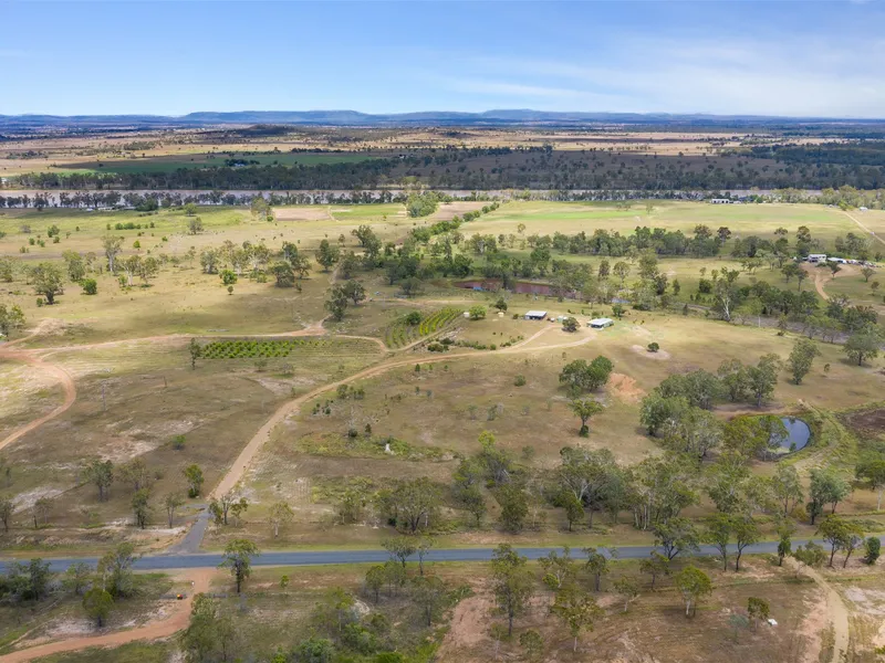25 acres of Quiet Country Life - Minutes to Town 