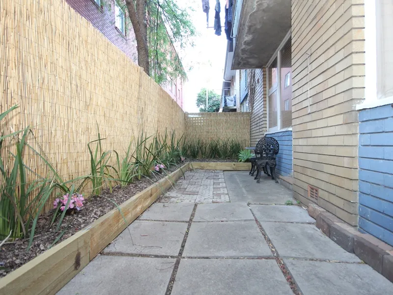 FANTASTIC CITY FRINGE GARDEN APARTMENT MINS FROM CBD