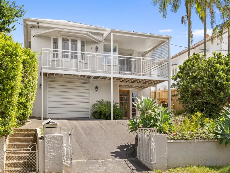 STYLISH, ULTRA LOW MAINTENANCE MODERN QUEENSLANDER WITH 3 LIVING AREAS!