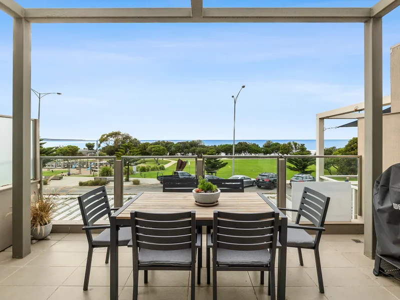 COASTAL SOPHISTICATION IN CENTRAL LORNE