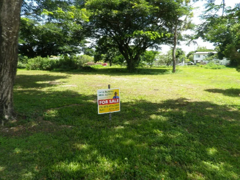 LARGE PARCEL OF RESIDENTIAL LAND !