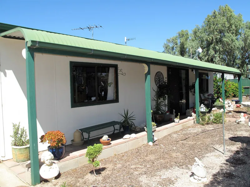 Cottage with Large Shed - 400m To The Beach