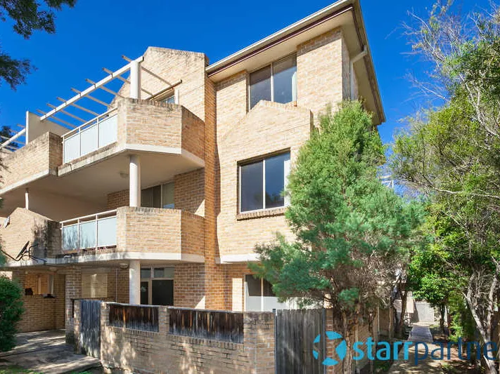 Immaculately Presented Two Bedroom Unit with Gas Cooking and Air Conditioning!