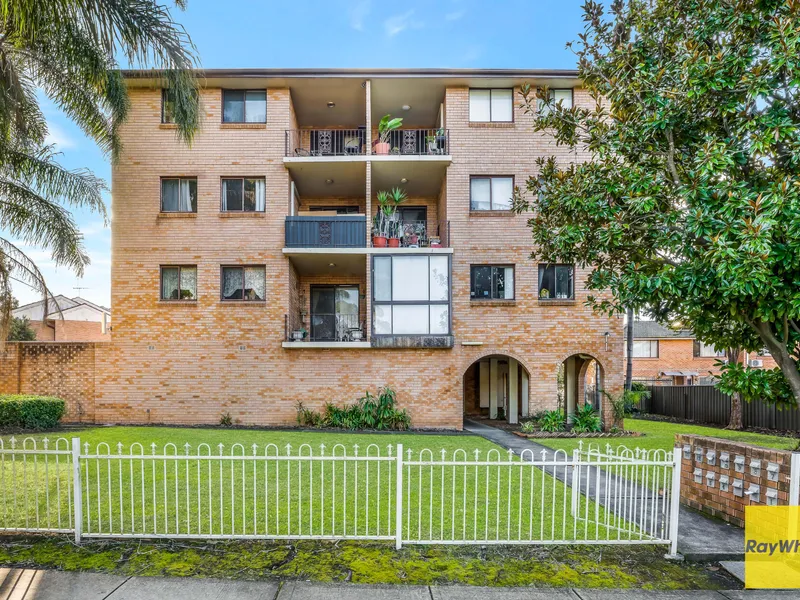 UNIT IN A PRIME LOCATION!