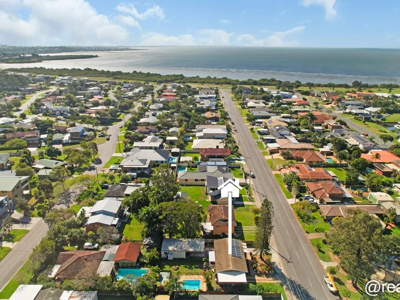 STYLISHLY RENOVATED FAMILY HOME NEAR AQUATIC PARADISE WITH DUAL LIVING POTENTIAL