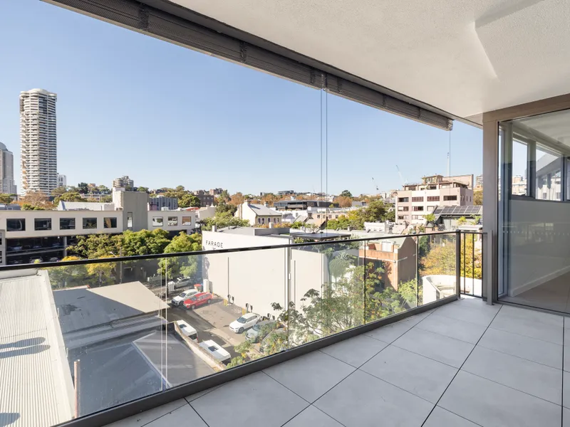 Contemporary home / modern building / edge of CBD