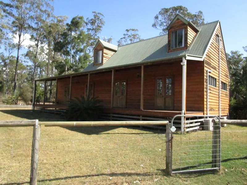 Country Living Minutes from Town