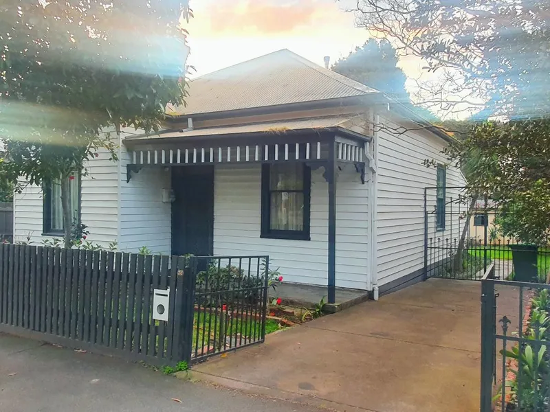 Three bedroom home a 100m to shops and train