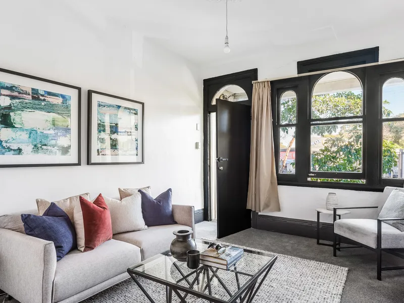 Classic Terrace in a Blue-Chip City-Edge Pocket