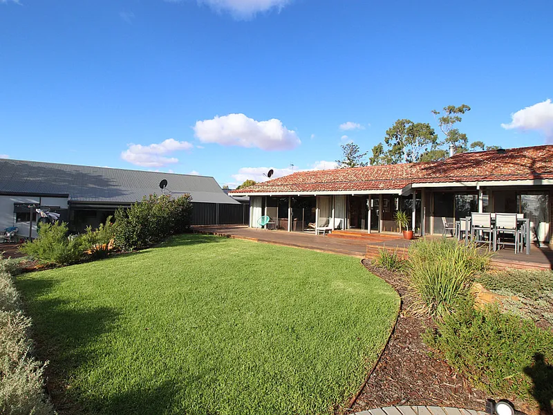 Beautiful 3br home with views of the Murray River and Katarapko Island!!