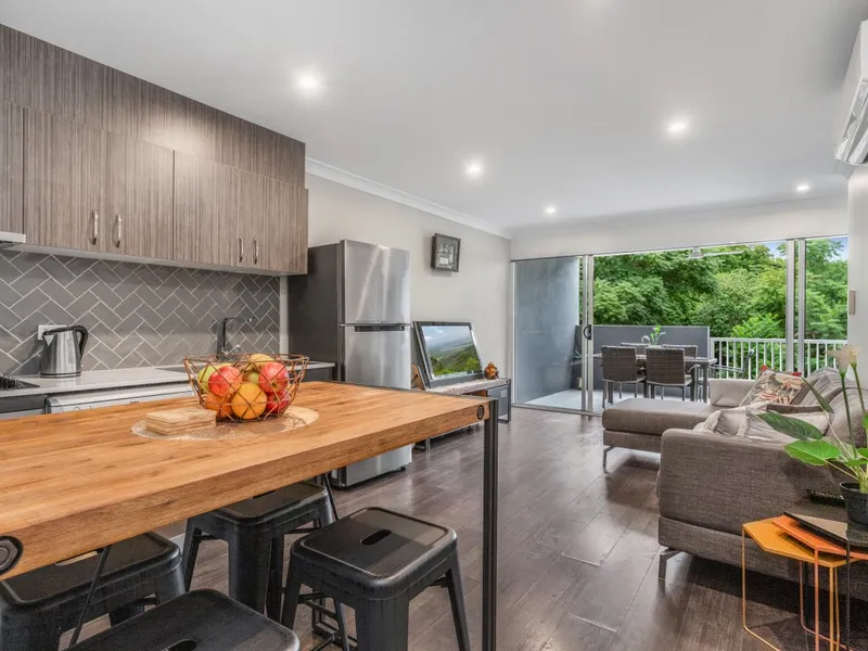 Spacious Contemporary Apartment in Great Locale