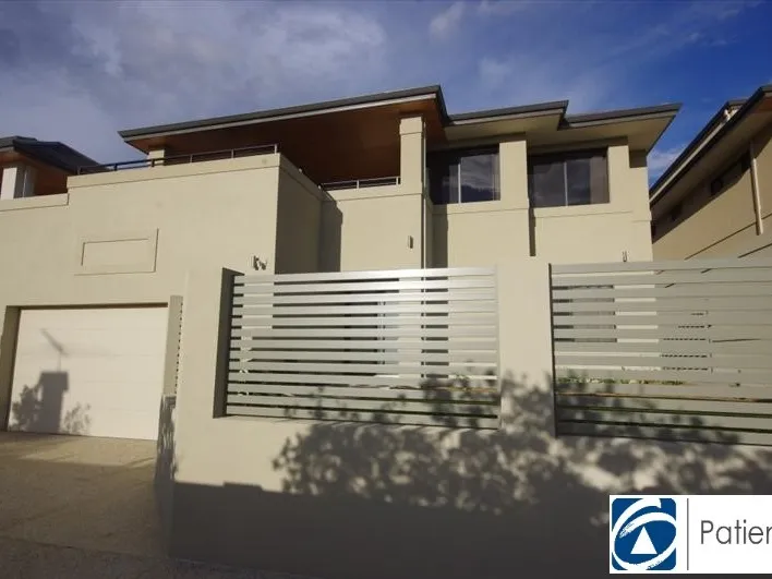 LOCATION! LOCATION! LOCATION! Viewing will not disappoint.