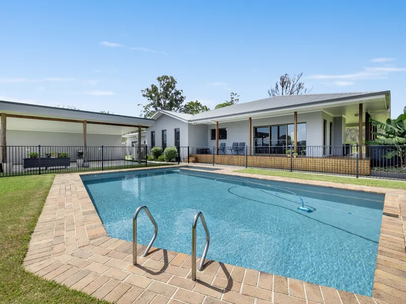 Family Retreat: Recently Renovated 4-Bedroom Home on 1Ha (2.5Ac) in Dondingalong with Pool