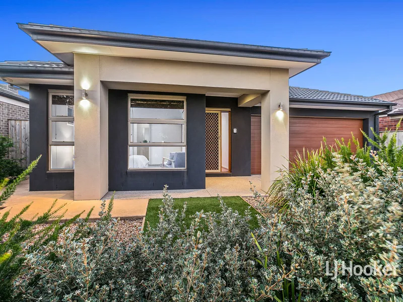 Magnificent Family Living in Saltwater Coast Estate