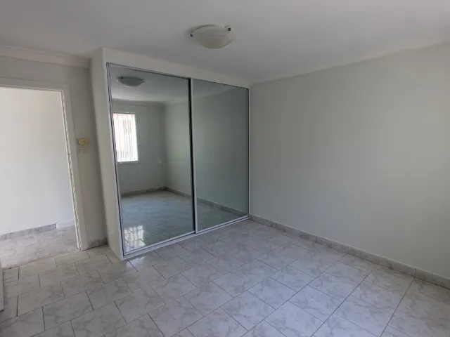 3 BEDROOMS, 2 BUILT INS, AIR CON, GRANNY FLAT LEASED SEPARATELY