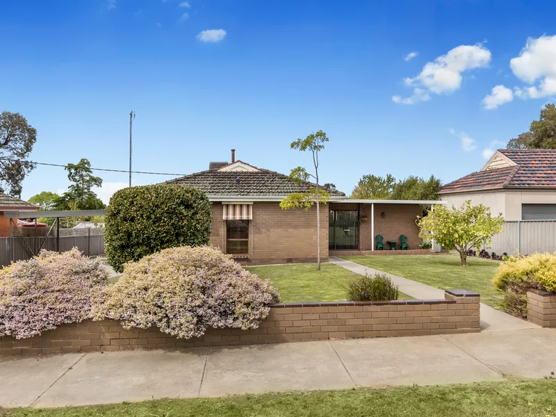 Family home in Strathdale, with substantial sized shedding!