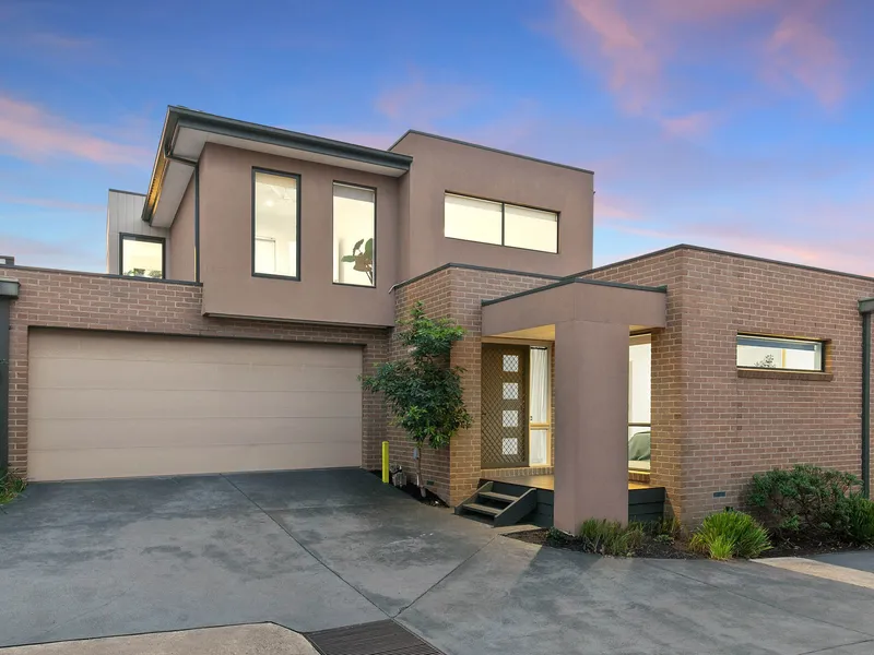 EXQUISITELY APPOINTMENT & PERFECTLY POSITIONED