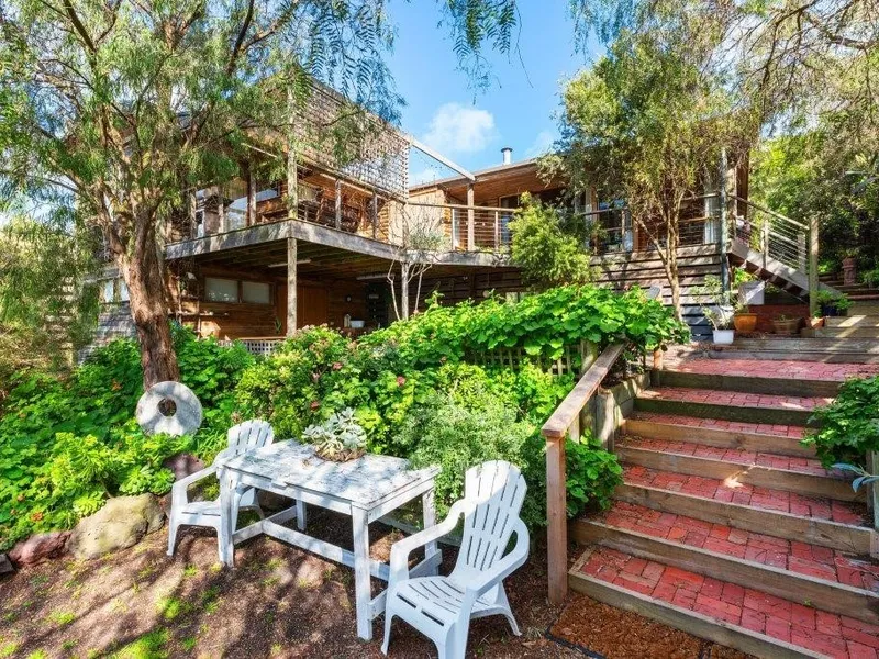 Coastal treehouse - SHORT TERM LEASE TO 17TH DECEMBER