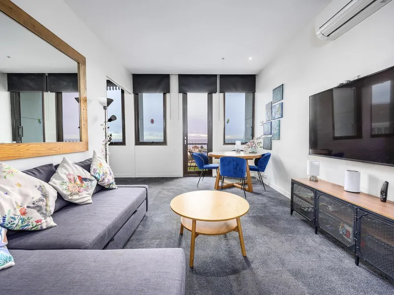 🏠 Stunning Two Bedroom Apartment in Central Frankston with Bay Views!