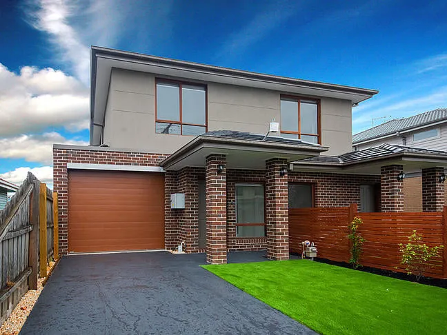 MODERN THREE-BEDROOM THREE-BATHROOM TOWNHOUSE CLOSE TO CLAYTON STATION
