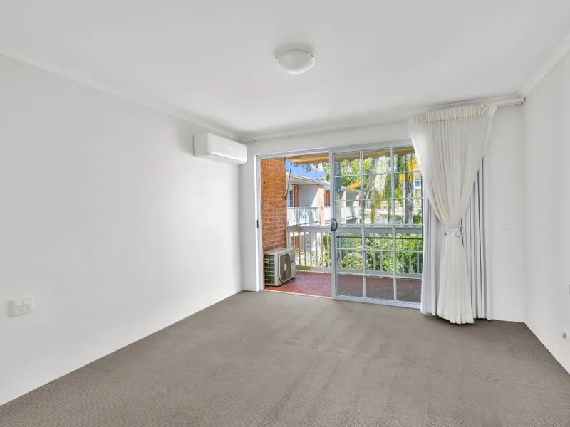 Delightful studio serviced apartment overlooking gardens