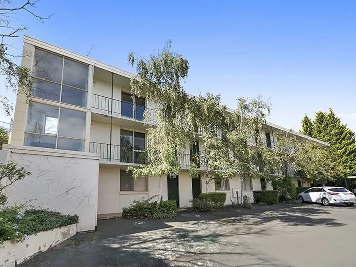 TOP FLOOR APARTMENT IN RICHMOND HILL LOCATION