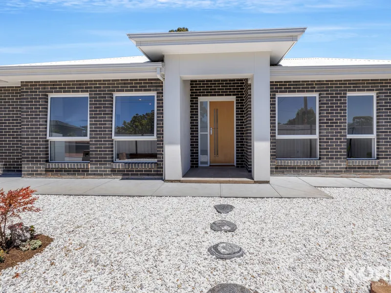 Brand New, Modern and Easy Living in Convenient Location
