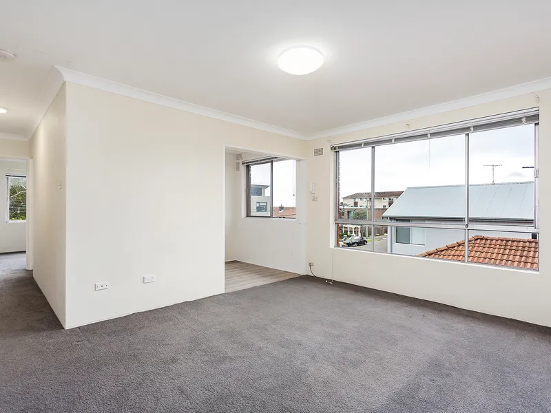 Top floor, North-facing apartment with exceptional beachside living