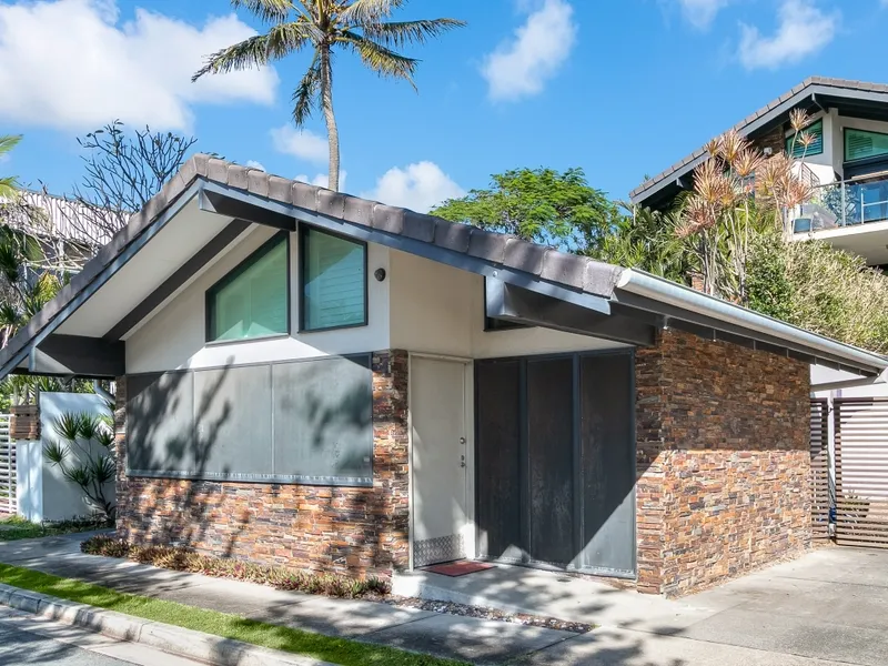 MINUTES FROM DREAMTIME BEACH