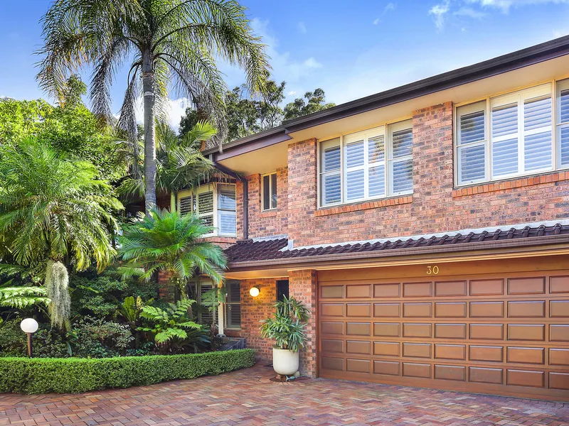 Tri-level townhouse set in luxury waterfront complex