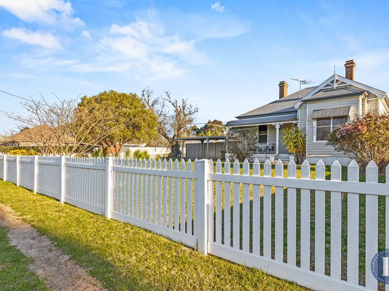 CHARMING THREE BEDROOM COTTAGE!