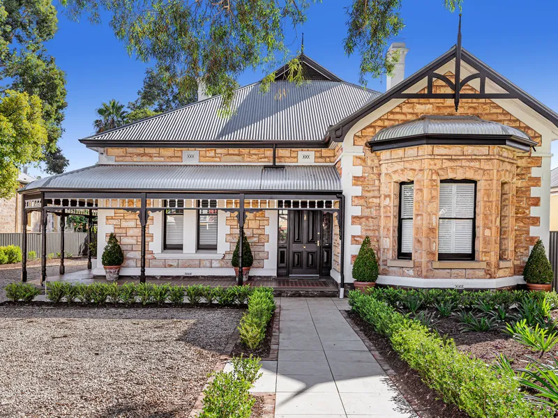 Commanding & Elegant return verandah Villa of Ten main rooms and set on 1332m2 of valuable land. 