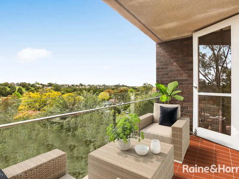 Three Bedroom Architect Harry Seidler designed Apartment with Picturesque Views