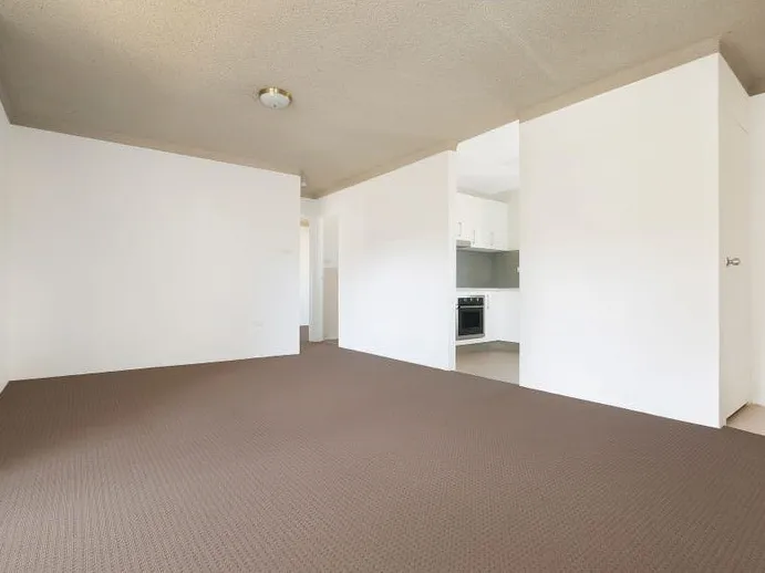Bright, easy living in convenient location