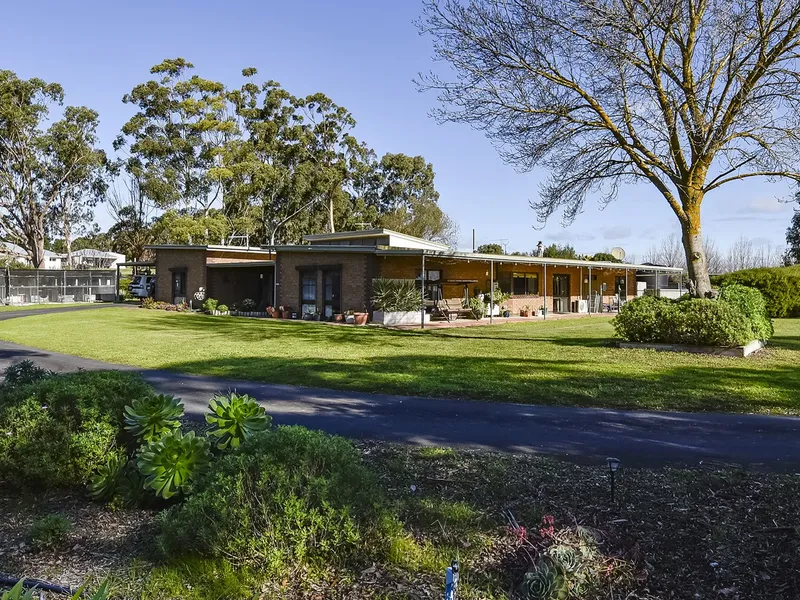 Beautifully located 5 bedroom homestead situated on Hilltop- Naracoorte