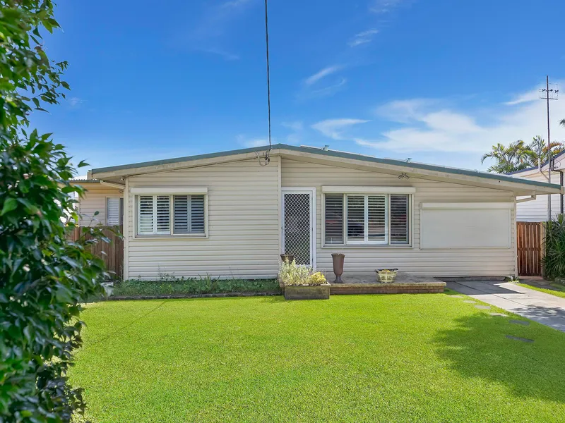 Centrally Located Killarney Vale Home!